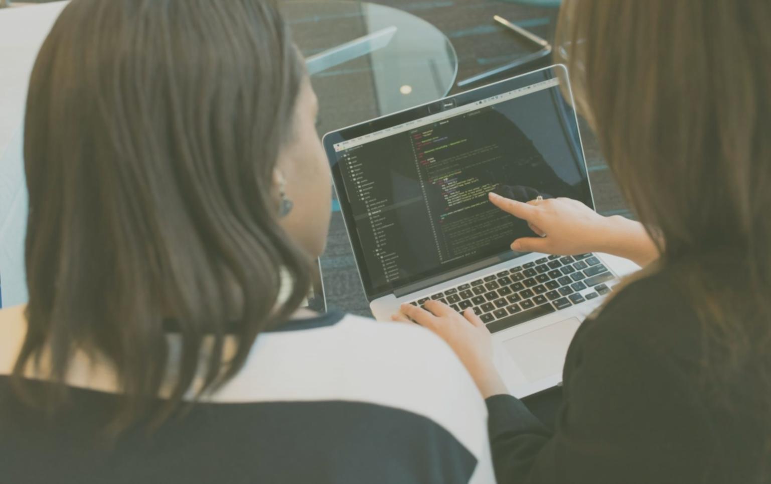 Dashboard de monitoreo mostrando flujos de transacciones y puntos de validación